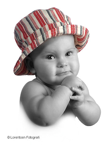 Babyfoto med farvet hat