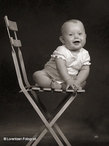 Guldklumpen babyfoto på stol